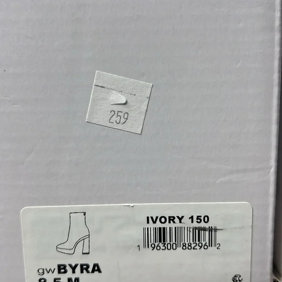 GUESS - White 1-1/2" Platform Cushioned Logo Byra Square Toe Block Heel Size - Picture 13 of 13